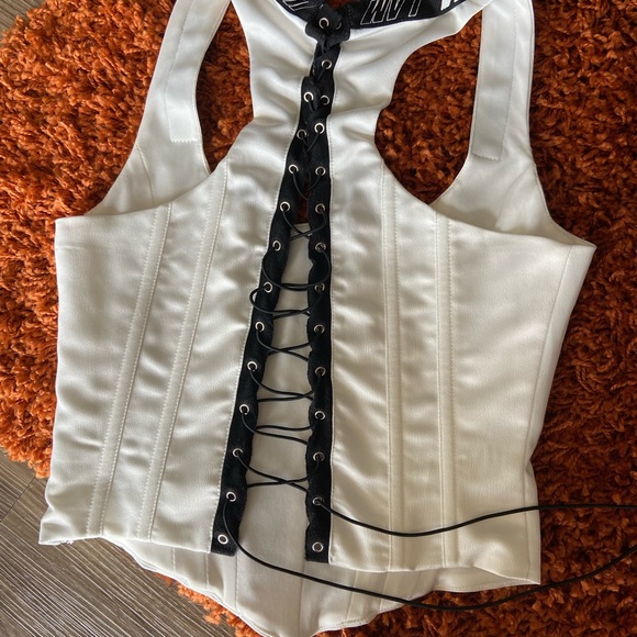 White corset - Picture 5 of 8